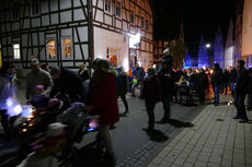 Sankt Martin Laternenumzug durch die Stadt (Foto: Karl-Franz Thiede)